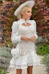Edles gestuftes Minikleid mit Mandarinkragen, Puffärmeln, Häkelspitze und Rüschen - Weiß